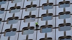Paris: "Spiderman" erklimmt 152-Meter-Hochhaus