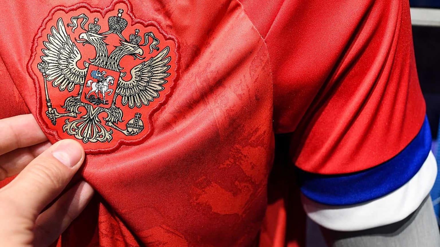 Le nouveau maillots de l'équipe russe, et ses fameuses bandes à l'envers, photographié dans un magasin Adidas à Moscou, le 13 novembre 2013