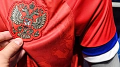 Le nouveau maillots de l'équipe russe, et ses fameuses bandes à l'envers, photographié dans un magasin Adidas à Moscou, le 13 novembre 2013