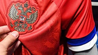 Le nouveau maillots de l'équipe russe, et ses fameuses bandes à l'envers, photographié dans un magasin Adidas à Moscou, le 13 novembre 2013