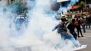 Crisis en Bolivia: Morales afirma que su "gran crimen es ser indígena"