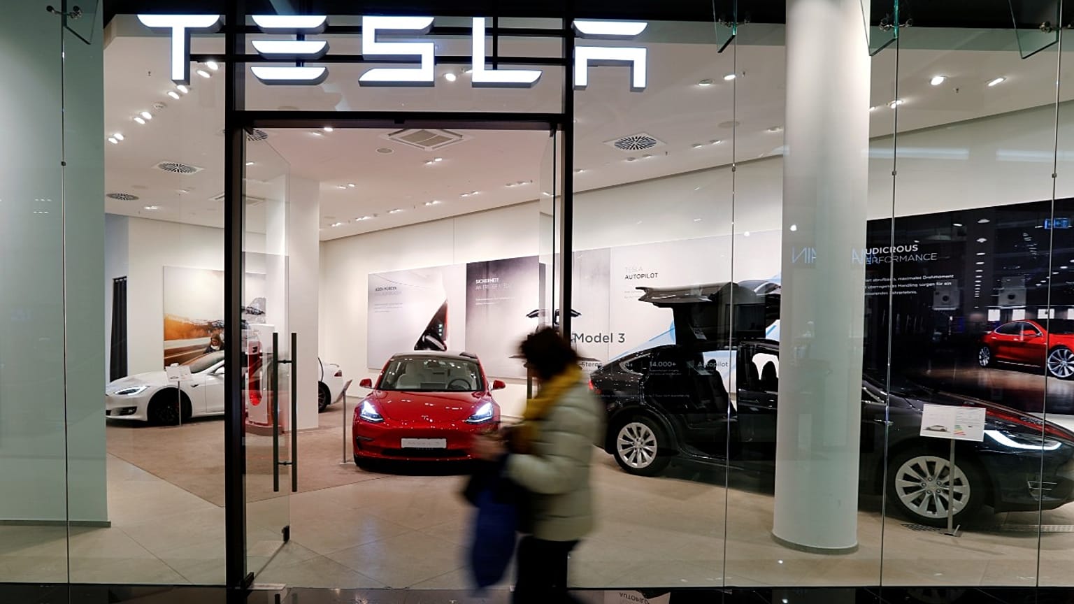 Berlin'de bir Tesla araba galerisi