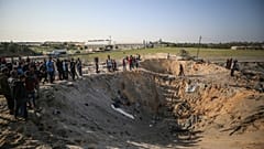 Deyr el-Belah kentinde saldırılar sonrası oluşan büyük çukurlar