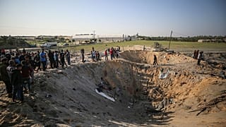Deyr el-Belah kentinde saldırılar sonrası oluşan büyük çukurlar