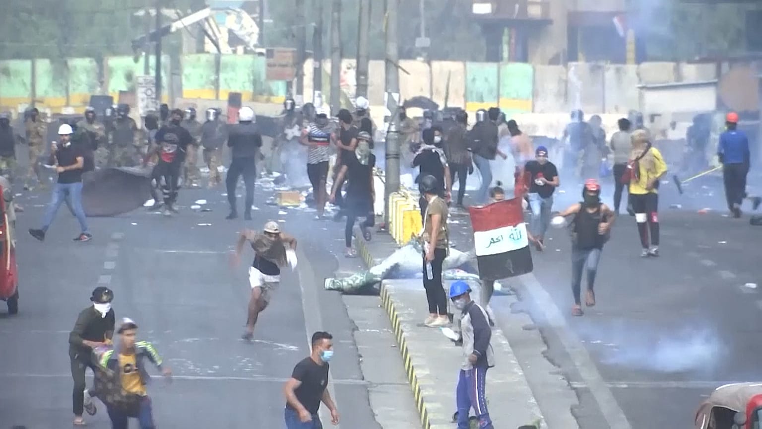 شاهد: اشتباكات بين المتظاهرين وقوات الأمن وسط بغداد