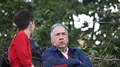 Joan Margarit firma libros en Barcelona durante el día de San Jordi en 2015