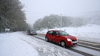 Archives - La circulation rendue difficile après des chutes de neige au col de Vizzavona, non loin de Bocognano en Corse, le 15 mai 2019