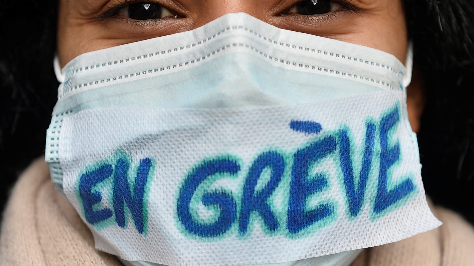 La collera del personale sanitario in Francia, Macron reagisce