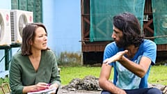 İranlı Kürt mülteci ve yazar Behrouz Boochani (sağda)