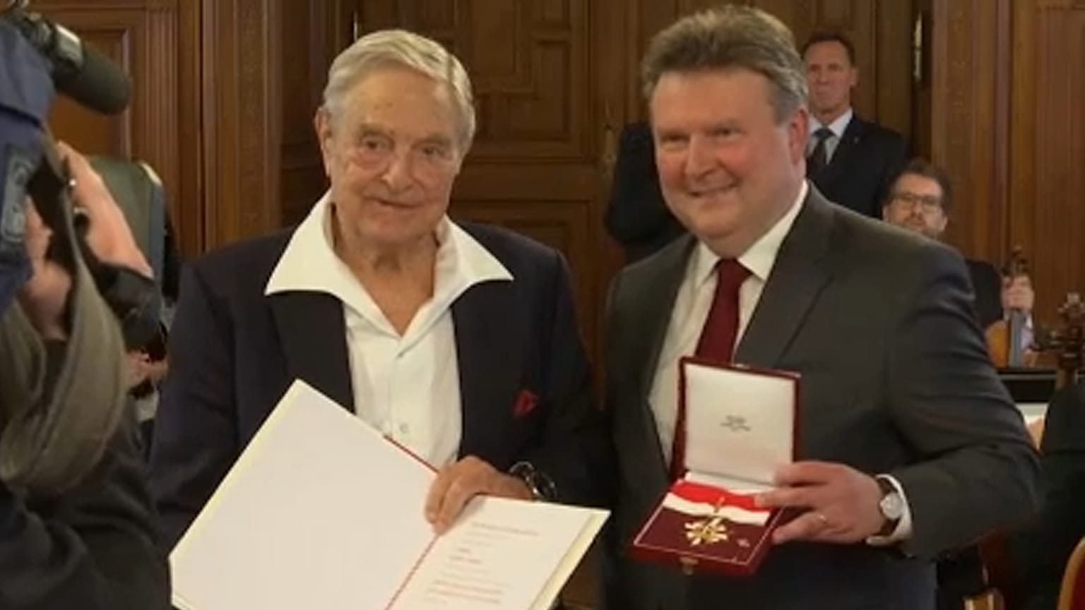 Soros György, a CEU alapítója és Michael Ludwig, Bécs főpolgármestere