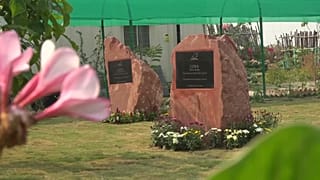 Stèles en mémoire de deux éléphants dans le mémorial de Mathura en Inde