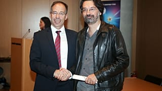 Ο Γιάννης Γιαγκίνης παραλαμβάνει το βραβείο του ΠΣΑΤ από τον γ.γ. Αθλητισμού, Γιώργο Μαυρωτά