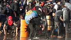 المتظاهرون يحتمون خلف الدروع أثناء احتجاج ضد حكومة تشيلي في سانتياغو، تشيلي 14 نوفمبر/ تشرين الثاني، 2019