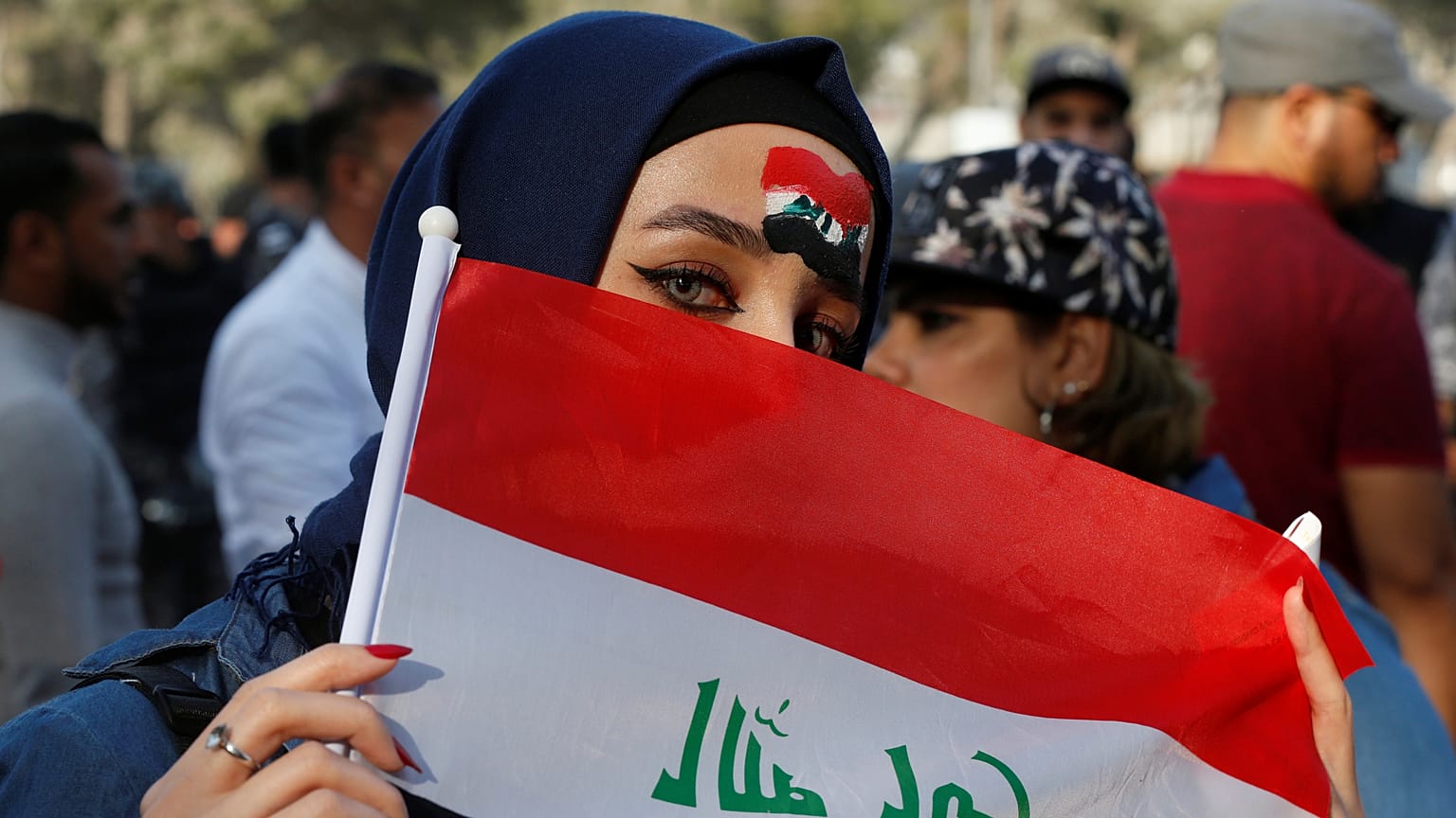 مشجعة لفريق العراق قبل بدء المباراة بين العراق وإيران على استاد عمان الدولي في عمان الأردن 14 نوفمبر/ تشرين الثاني 2018