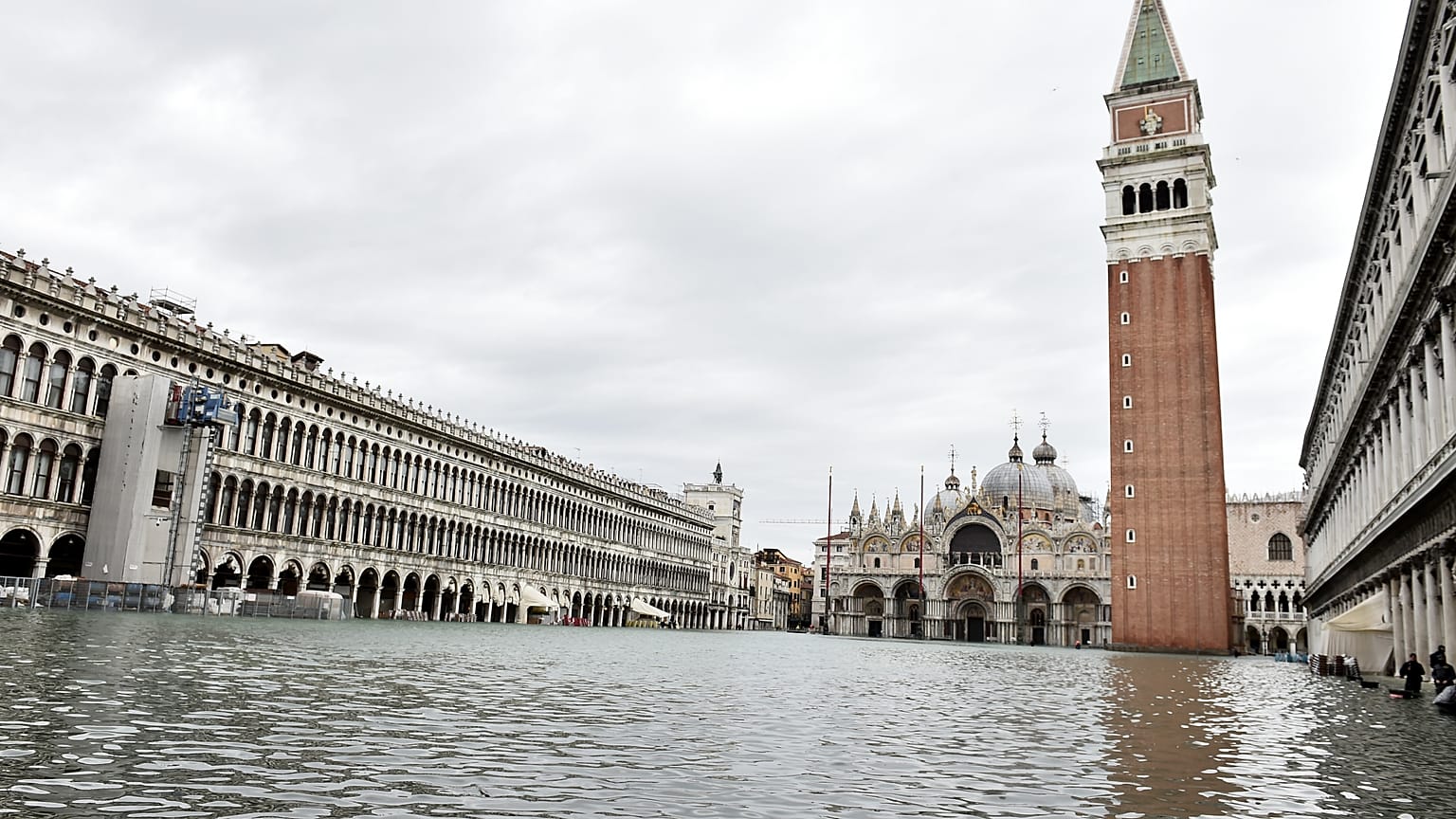 Der überflutete Markusplatz in Venedig