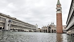 Der überflutete Markusplatz in Venedig