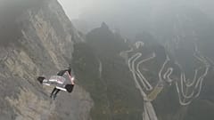 Dois franceses voam na fenda da Montanha de Tianmen
