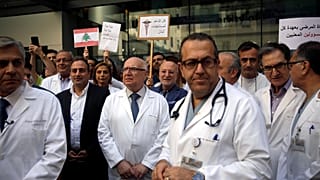 شاهد: إضراب جزئي لأطباء لبنان اعتراضاً على نقص المستلزمات وتأخر الرواتب