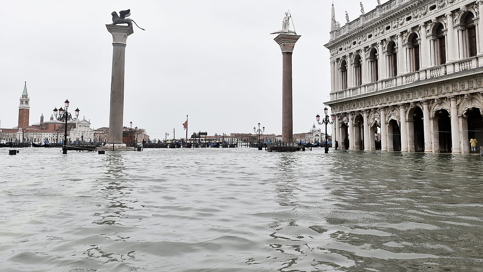 Piazza San Marco allagata e deserta