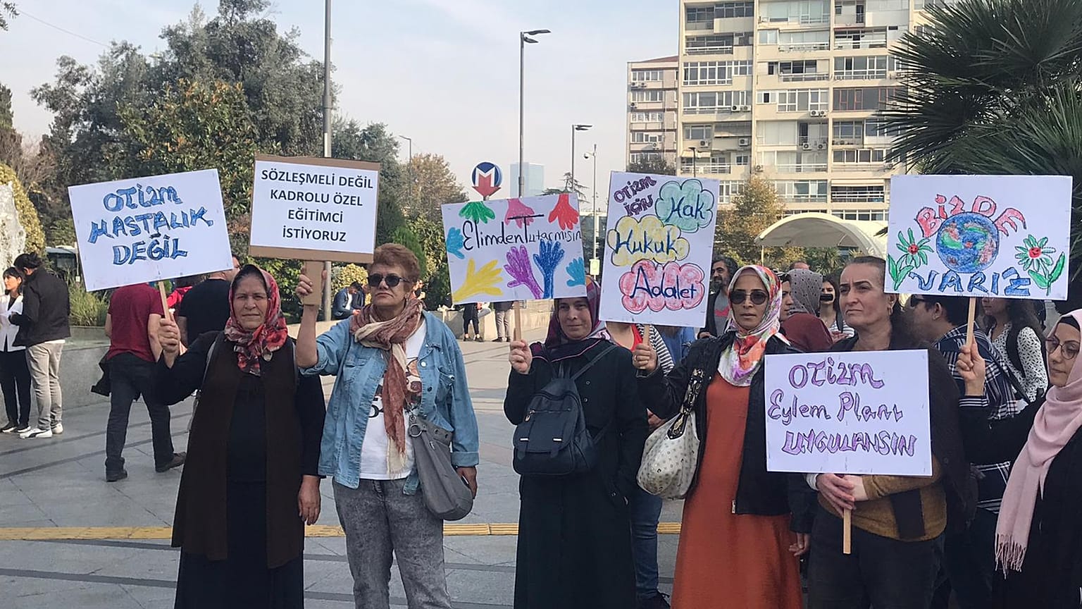 Otizmli çocukların aileleri: Biz öldükten sonra ne olacak? 