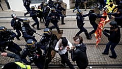Scontri a Parigi per l'anniversario, i gilet gialli occupano le Galeries Lafayette