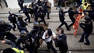 Scontri a Parigi per l'anniversario, i gilet gialli occupano le Galeries Lafayette