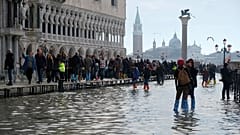 Der Markusplatz unter Wasser. Touristen schreckt das dennoch nicht ab.
