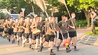 Soldados chinos limpian las calles en Hong Kong en una jornada de calma tensa