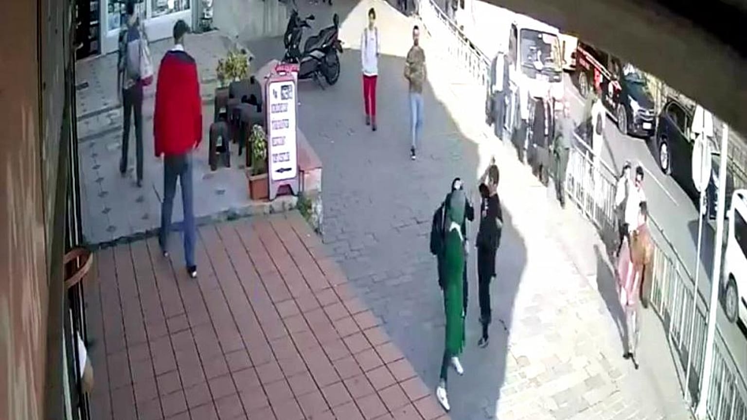 Karaköy'de başörtülü kadını yumruklayan saldırgan tutuklandı