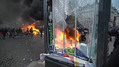'Yellow vests' back on the streets of Paris to mark movement's one-year anniversary