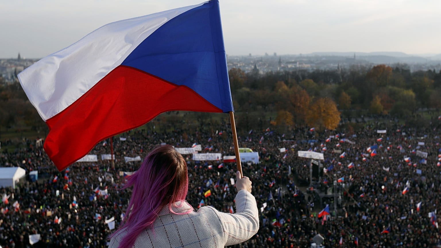 Multitudinaria marcha en Praga para pedir la dimisión de Andrej Babis