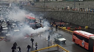İran güvenlik güçleri Tahran'daki göstericileri zor kullanarak dağıtmaya çalıştı
