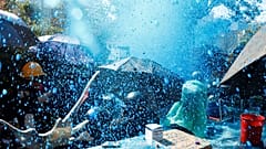Manifestanti e polizia si scontrano al Politecnico di Hong Kong (spray blu lanciati dalla polizia)