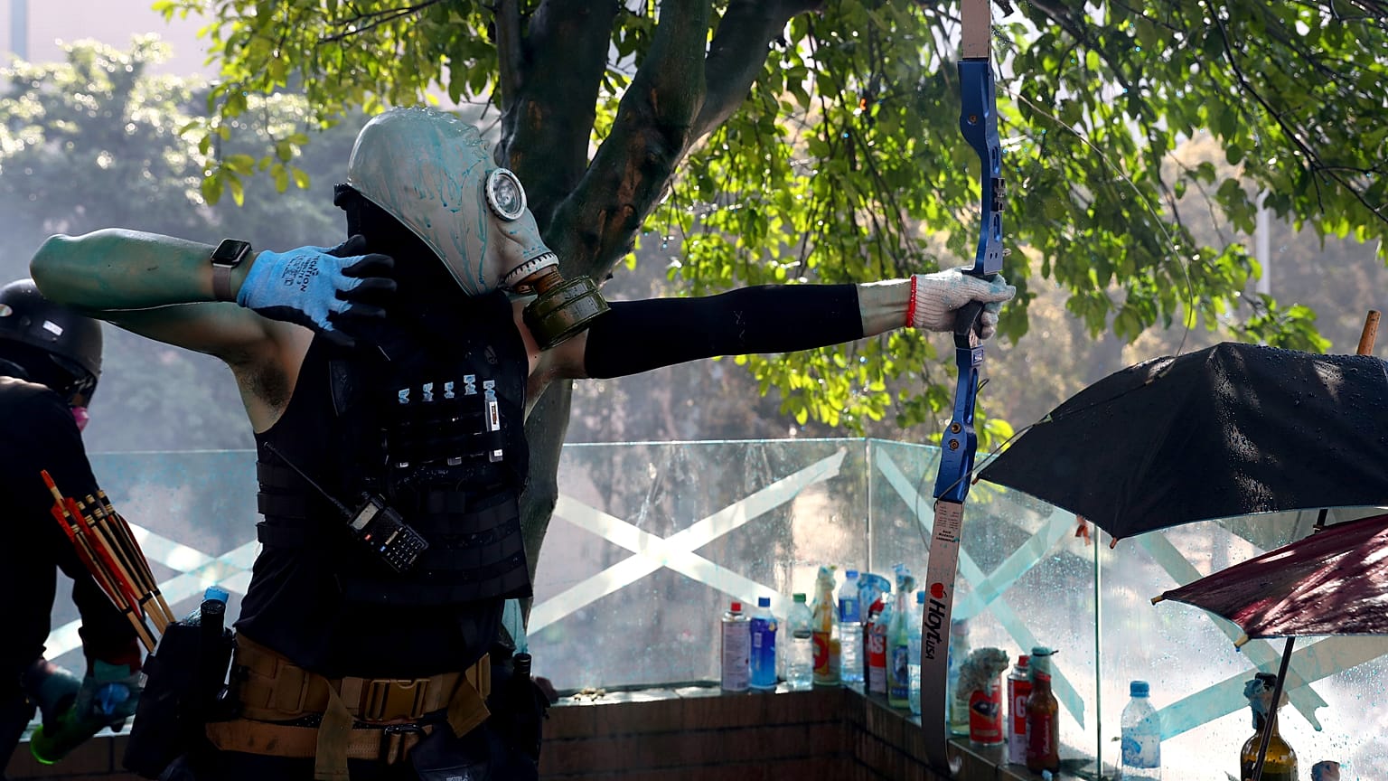 Hong Kong'taki protestolarda bir polis yaydan atılan okla yaralandı