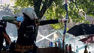 Hong Kong'taki protestolarda bir polis yaydan atılan okla yaralandı