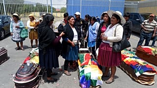Eine Familie trauert um ein bei den Protesten getötetes Mitglied.