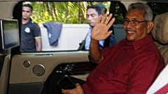 El presidente electo Gotabaya Rajapaksa saluda a sus partidarios cuando sale de su casa en Colombo, Sri Lanka, el 17 de noviembre de 2019.