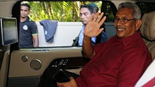 El presidente electo Gotabaya Rajapaksa saluda a sus partidarios cuando sale de su casa en Colombo, Sri Lanka, el 17 de noviembre de 2019.