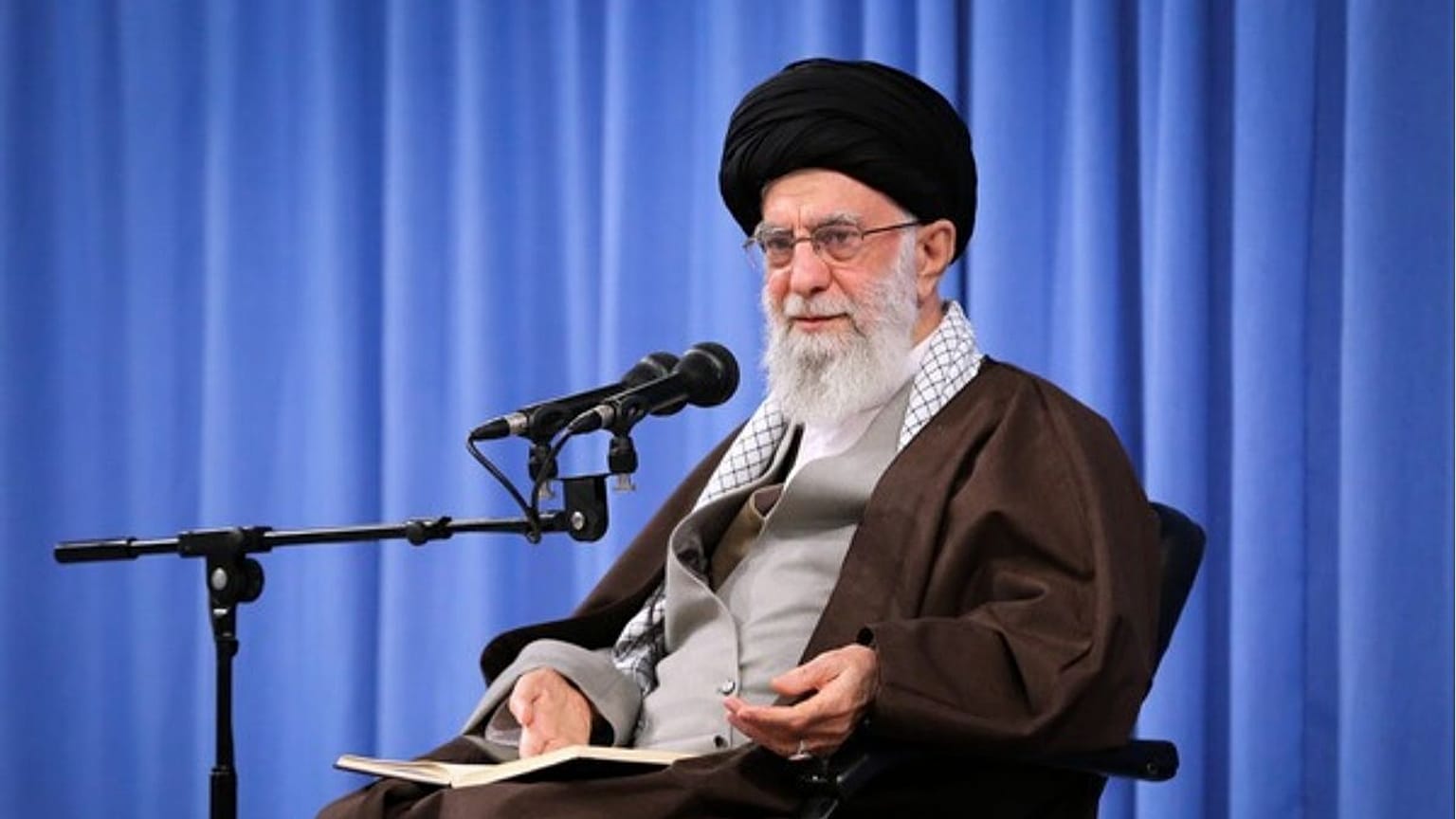 رهبر ایران با حمایت از افزایش بهای بنزین: تخریب و آتش زدن کار اشرار است