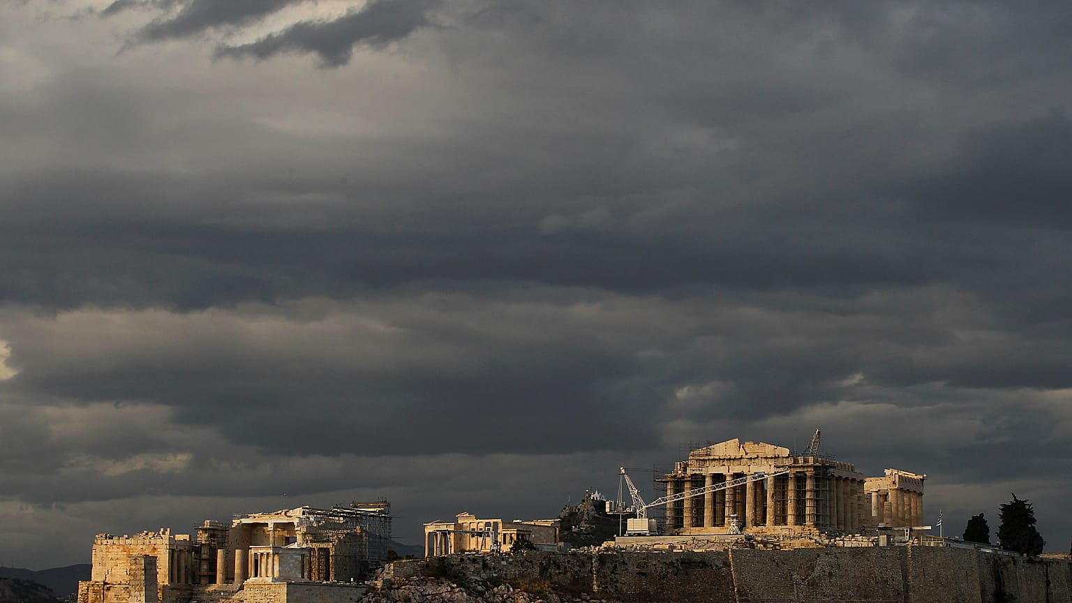 Μαύρα σύννεφα πάνω από την Ακρόπολη