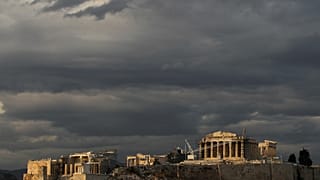 Μαύρα σύννεφα πάνω από την Ακρόπολη