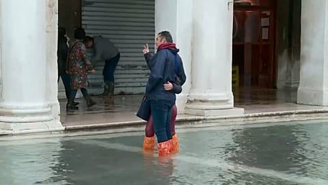 İtalya'nın Venedik şehrinde su seviyesi yeniden yükseldi