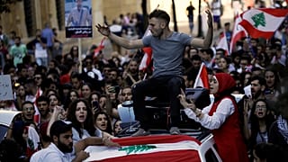 لا بوادر لحل سياسي قريب في لبنان بعد شهر على بدء الاحتجاجات