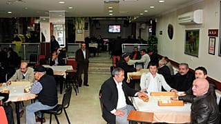 Kıraathanede okey oynayan halk