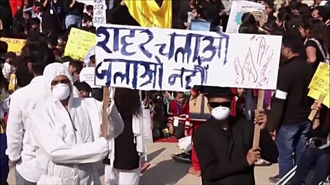 Children protest severe pollution in India after school closures
