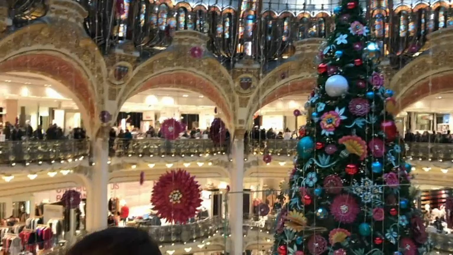 Les Galeries Lafayette occupées par des "gilets jaunes" à Paris