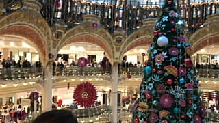 Les Galeries Lafayette occupées par des "gilets jaunes" à Paris