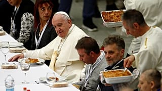 Papa oferece almoço aos pobres