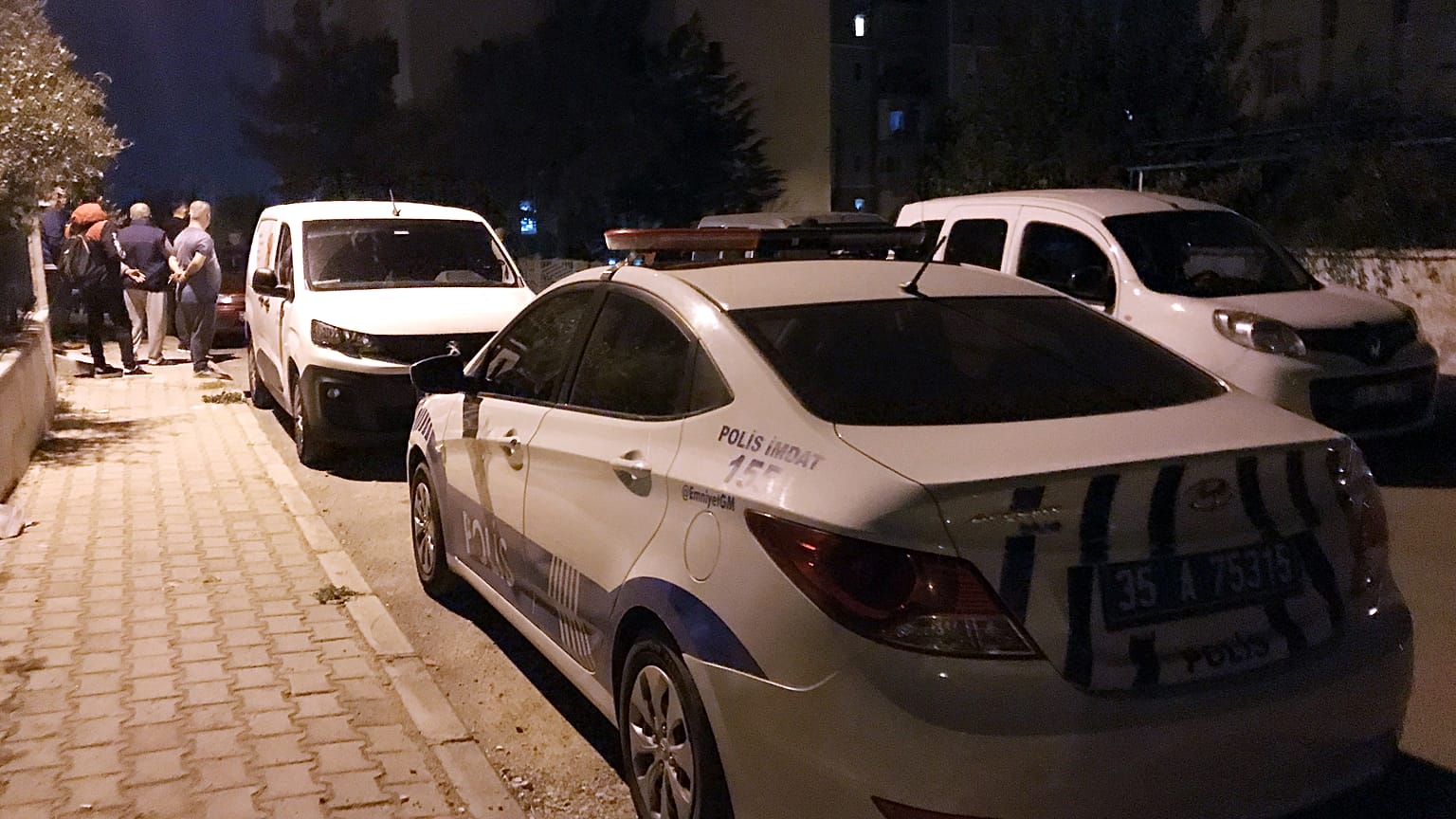 İzmir'de cezaevinden izinli çıkan kişi sevgilisi olduğu iddia edilen kadını öldürüp intihar etti