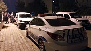 İzmir'de cezaevinden izinli çıkan kişi sevgilisi olduğu iddia edilen kadını öldürüp intihar etti